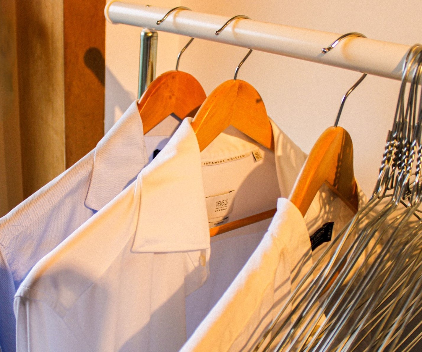 Kleding netjes op rek